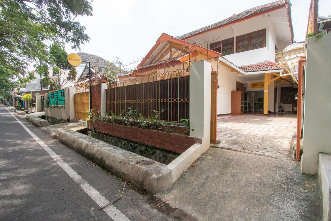 Spot On 3218 Bee Palm Family Syariah Hotel Malang Exterior foto